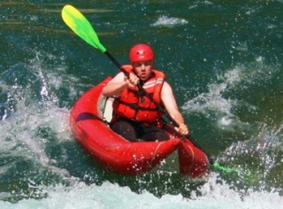 Descente sportive en canoe raft monoplace